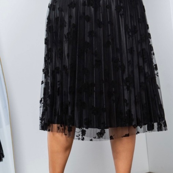 Black skirt with mesh outlayer - Picture 2 of 8